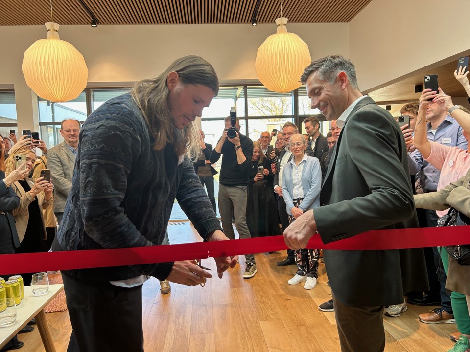 Håndboldstjernen Mikkel Hansen klipper den røde snor til indvielsen af det nye Ronald McDonald hus.