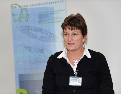 Jane Kraglund til første spadestik på patienthotellet, OUH. - I Danmark er der i dag flere patienthoteller i hovedstadsom- rådet og derudover i 10 jyske byer. Og den samme udvikling  har fundet sted i de andre nordiske lande, hvor der i dag er  over 40 patienthoteller. Alle steder oplever man, at et hotel  på et hospital er gavnligt – for patienterne, for personalet,  for hospitalets drift og for skatteyderne, fastslog OUH’s  direktør Jane Kraglund.