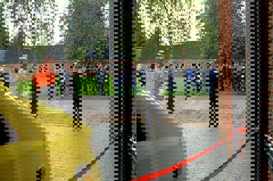 Indvielse af Tinglev ambulanceberedskab fandt sted torsdag den 3. september 2009. Det er godt at vide, at der står en ambulance klar, når uheldet  er ude, sagde regionsrådsformand Carl Holst (V), som godt kan  forstå, at borgeren kan føle utryghed, når afstandene mellem  sygehusene bliver længere. Derfor har Region Syddanmark  iværksat en præhospital oprustning, der betyder at der kommer  flere lægebiler, akutbiler og ambulancer på vejene.  Fotos: Jørgen Diswal