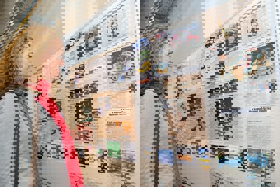 Medierne har fokus på elbiler og miljø. Tavlen viste et lille udpluk af mediernes artikler om elbiler i de seneste par dage. Foto: Jørgen Diswal.