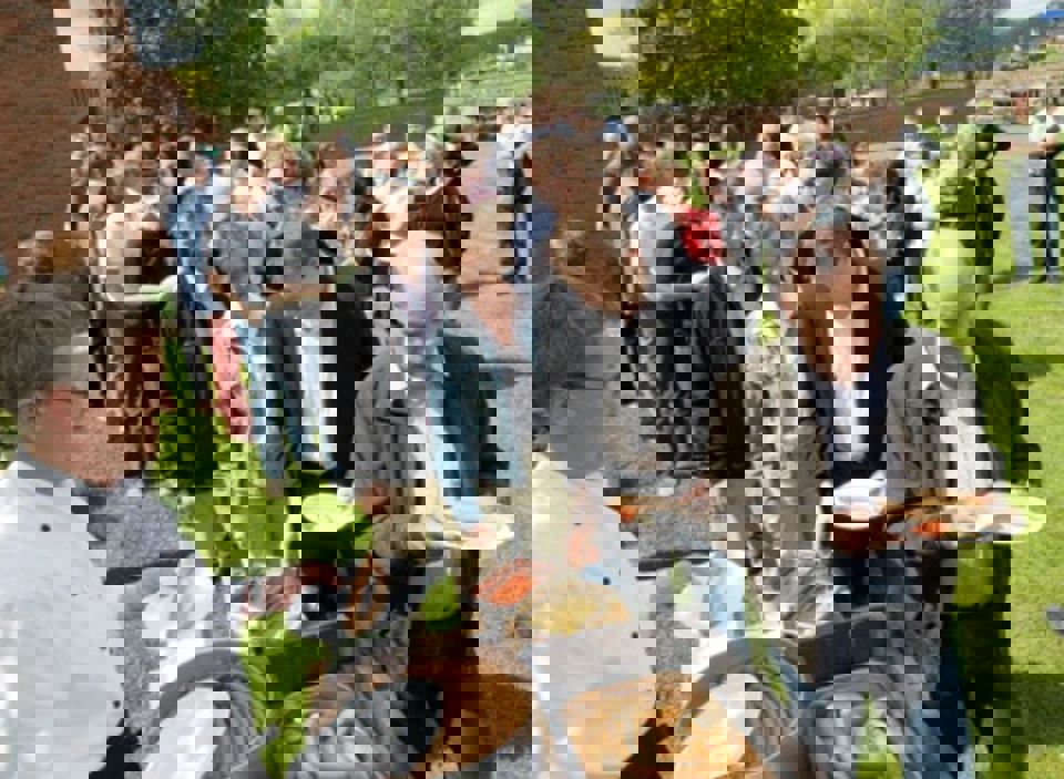 Kantineleder Knud Jensen stod klar med varme pølser og  kolde sodavand.