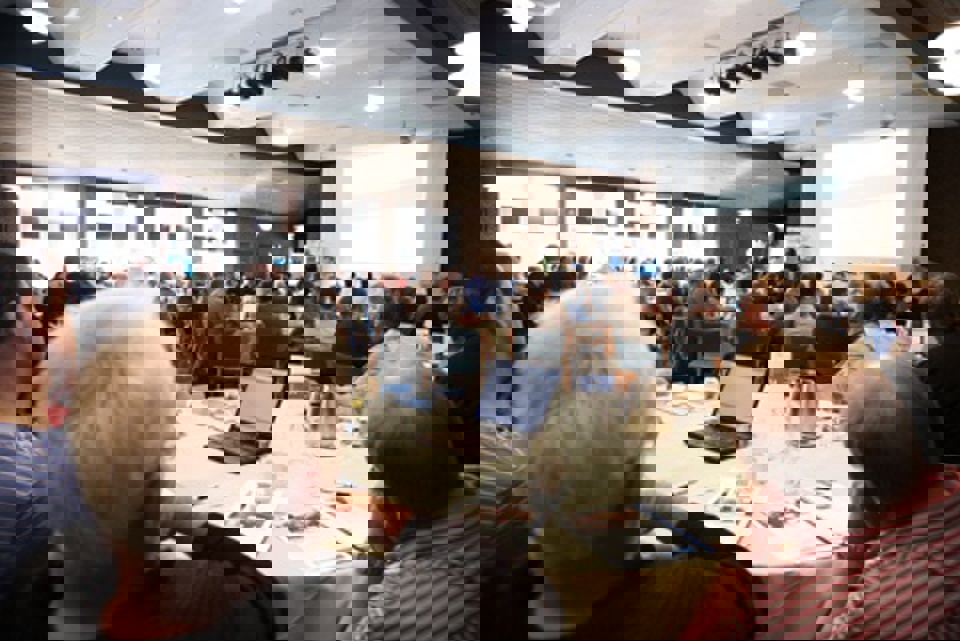 En computer på hvert bord sikrede, at ideer, kommentarer og  spørgsmål til den nye udviklingsplan blev skrevet ned. Disse vil  siden blive til et samlet dokument, der skal hjælpe i det videre forløb.  Fotos: Lasse Hyldager.