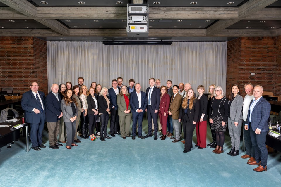 På gruppebilledet står regionsrådsformand Bo Libergren (V) i midten med kommende 1. næstformand Mette With Hagensen (S) på sin højre side og kommende 2. næstformand Peter Kofod på sin venstre side.