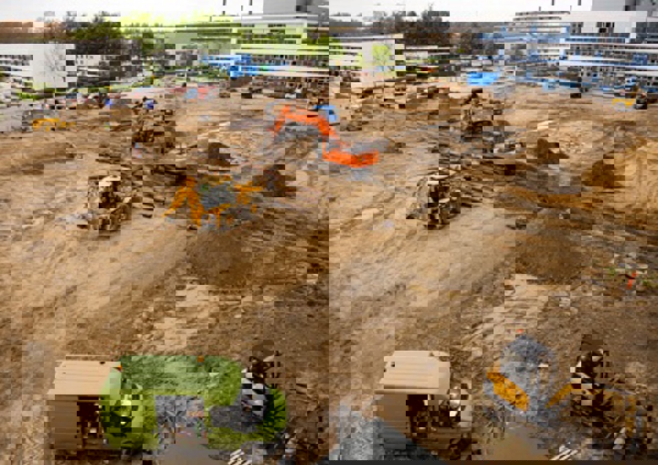 Udsigt nedover byggepladsen på bagsiden af OUH.