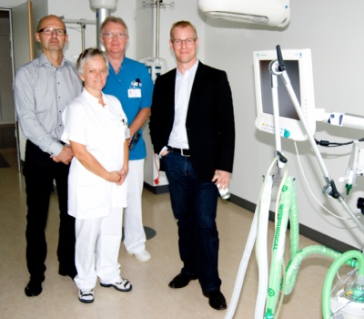 Oversygeplejersker Arne Brehm Høj, afd. sygeplejersker Inge Holst Lauridsen og ledende overlæge Henrik Jordening (i blåt) viser Carl Holst rundt på en af de nye intensiv-sengestuer.  Oversygeplejerske Arne Brehm Høj, afd. sygeplejersker Inge  Holst Lauridsen og ledende overlæge Henrik Jordening (i blåt)  viser Carl Holst rundt på en af de nye intensiv-sengestuer.  Fotos: Ove Detlevsen.