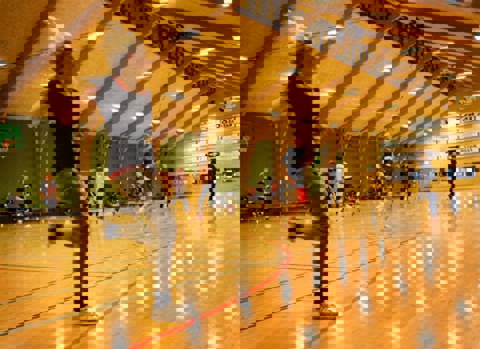 - Jeg står ofte bare og kigger i frikvarterene, da jeg ikke gider at spille bold. Jeg ville ønske, at der også var nogle aktiviteter til mig, såsom sjippetorv, siger Anne Sofie Lunde (forrest i billedet), 13 år fra Sct. Jacobi Skole.