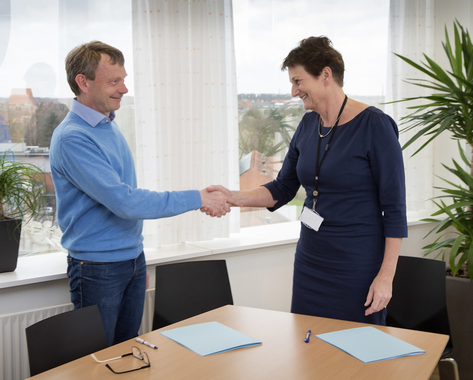 Regionschef i M. J. Eriksson Johnny Østergaard og regionsdirektør og formand for Nyt OUH-styregruppen Jane Kraglund skrev den 19. april 2016 aftalen om udførelsen af delprojekt 1 under. Foto: Heidi Lundsgaard.