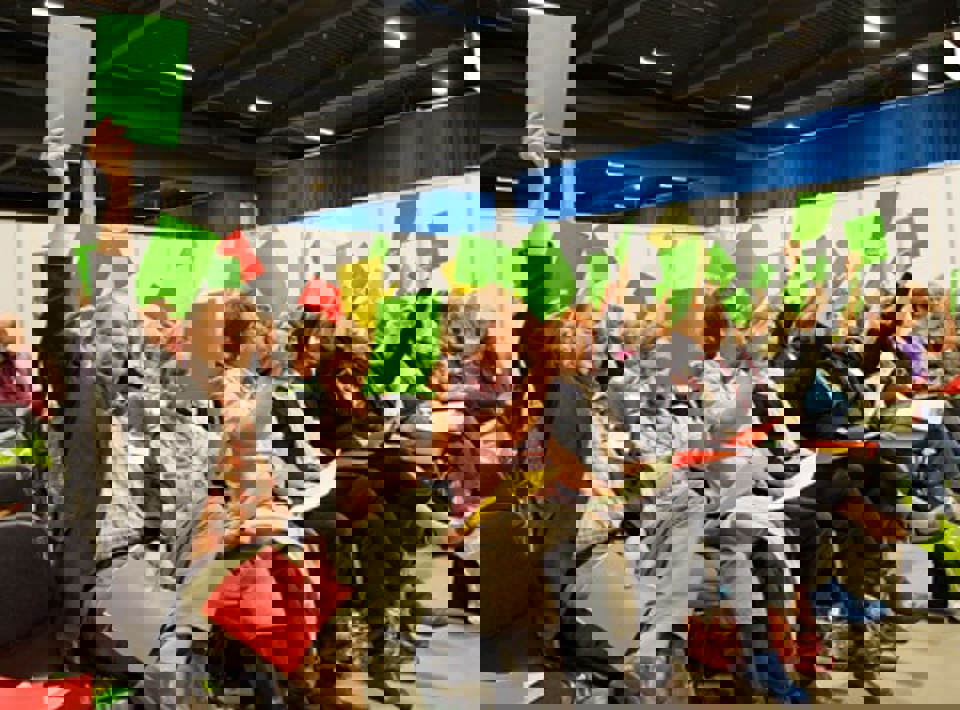 På Region Syddanmarks arbejdsmiljøkonference undersøgte man, hvor mange af deltagerne der har oplevet mobning på arbejdspladsen. Grøn betyder ja. Foto: Jørgen Diswal.