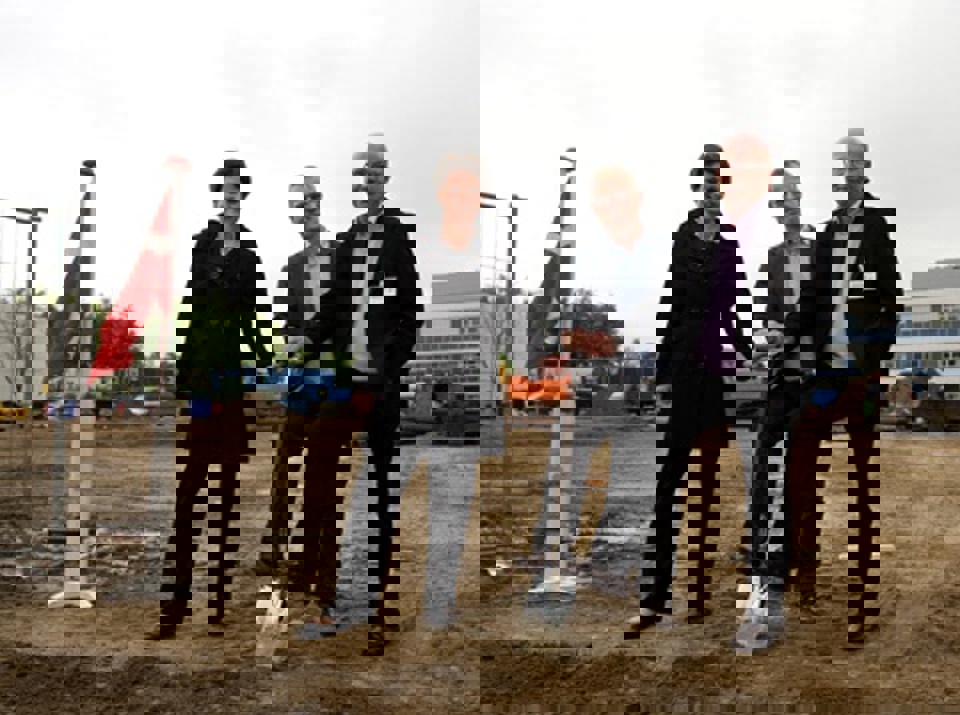 Der var tre, der tog spadestik i jorden: Adm. sygehusdirektør Jane Kraglund, regionsrådsformand Carl Holst og ledende  overlæge Michael Hansen-Nord. 