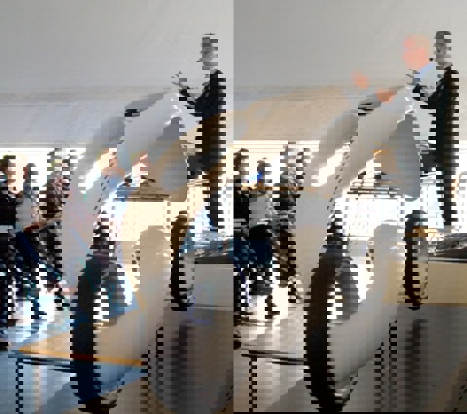 Formanden for Syddansk Vækstforum, Carl Holst (V) på podiet ved præsentationen af E-Trans.dk på Designskolen Kolding. Foto: Jørgen Diswal.