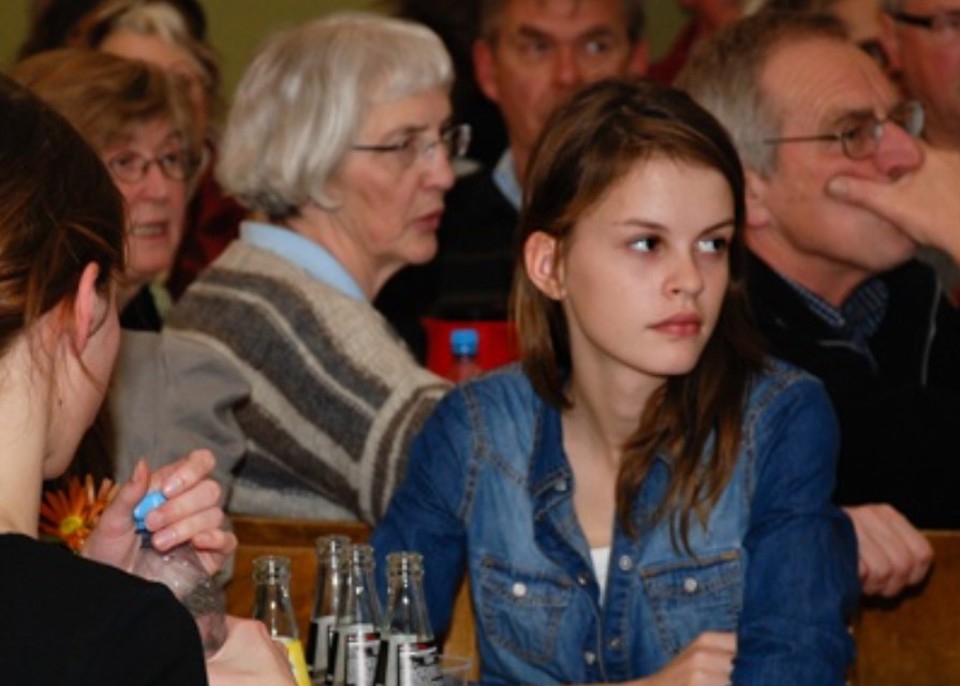 Flere generationer viste interesse for borgermødet.