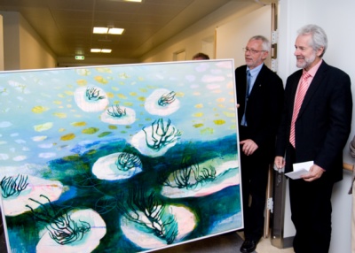 Administrerende sygehusdirektør Bjarne Normark (til højre) modtager  gaven fra Jorton A/S. 