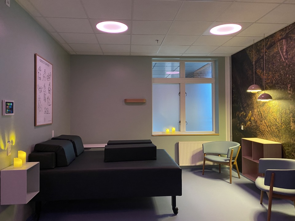 Regionsrådet har besluttet, at alle fødestuer på de fem fødesteder i Region Syddanmark skal indrettes som sansefødestuer. Sådan her se en af sansefødestuerne på Esbjerg Sygehus ud. Foto: Region Syddanmark.