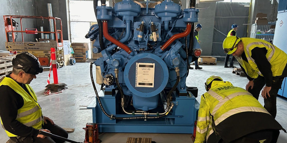 foto af én af de syv nødstrømsmotorer, som skal forsyne Nyt OUH med strøm i tilfælde af nedbrud på strømforsyningen.