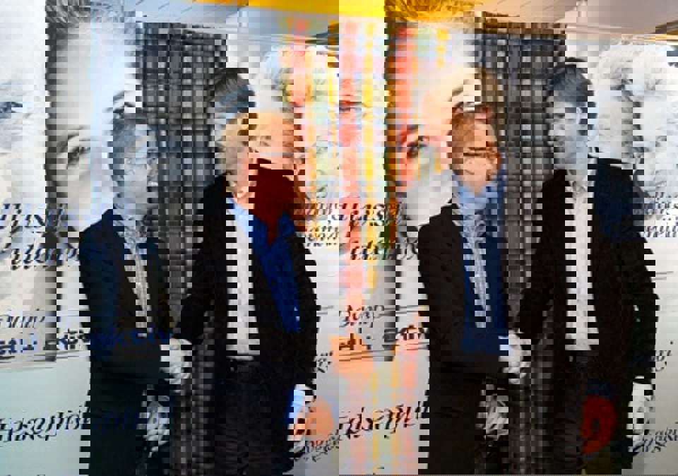 Samarbejdsaftale markeret 20. oktober 2009 mellem Region Syddanmark og DAMP Sundhedscenter i Tønder. ”Selvom det offentlige og private er uensartede brikker, er  det ikke nødvendigvis brikker, man ikke kan sætte sammen”,  sagde regionsrådsformand Carl Holst (V) til pressemødet på  sygehuset i Tønder, hvor samarbejdsaftalen med DAMP  Sundhedscenter blev markeret. Til højre ses sygehusdirektør  Marcel Newerla.