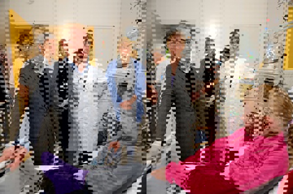 Carl Holst hilser på Maria Stoltenborg på 11 år. Foto: Jørgen Diswal.