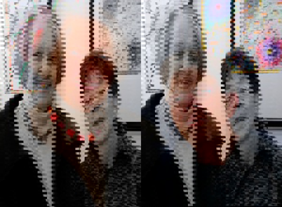 - Det her er noget, vi kun kan være tilfredse med.  Det er trygt for os, at klinikken ligger så tæt på  sygehuset, og vi er glade for, at der nu kommer  to læger i klinikken. Min mand har fået et nyt knæ,  så vi er kommet her tit den seneste tid. Det er  nemt, at de to steder ligger i samme hus, og det  er trygt, at vi kan komme herop, hvis der er  noget, vi vil spørge om, fortæller Gerda  Willads-Petersen, der har taget sin ungdoms- veninde Bente Nicolaisen med.