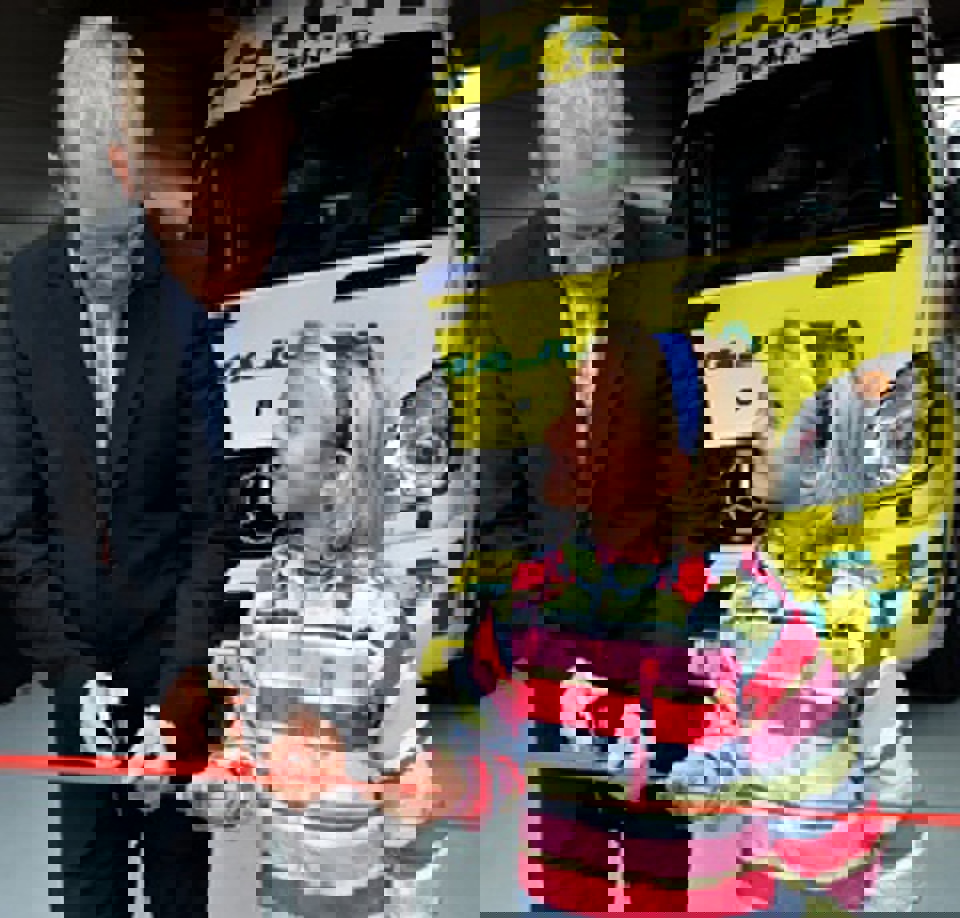 Carl Holst og Laura klipper snor i Løgumkloster Laura Jacobsen klippede snoren sammen med  regionsrådsformand Carl Holst.