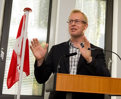 Carl Holst holder tale, da projektvinderen, der skal udbygge Sygehuset i Kolding, afsløres. Region Syddanmark ønsker sig et sygehusvæsen i topklasse.  Det stiller store krav til de fysiske rammer, hvor sammenhæng,  fleksibilitet og helhed bliver nøgleord, var nogle af regionsråds- formand Carl Holsts (V) udmeldinger. Fotos: Jørgen Diswal.