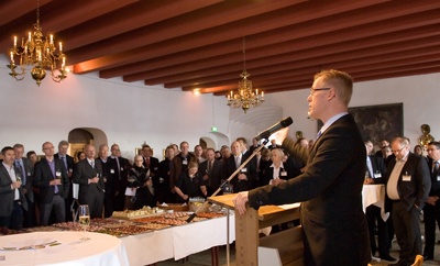 Regionsrådsformand Carl Holst (V) holder sin nytårskurs-tale.  Godt 140 deltagere lytter med. 