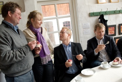 Der blev også tid til en smagsprøve da formanden for Syddansk Vækstforum, Carl Holst, var på besøg hos Is fra Skarø. Der blev også tid til en række smagsprøver af Is fra Skarø. Fra venstre er det Martin Jørgensen, Britta Tarp, Carl Holst og Mikkel Hemmingsen. Foto: Jørgen Diswal.