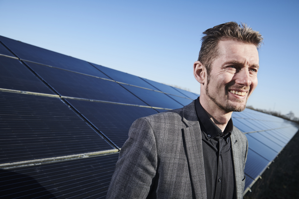 Kenneth Holm, som er vicedirektør i projektorganisationen for byggeriet af det nye OUH, står foran solcellerne ved det nye OUH