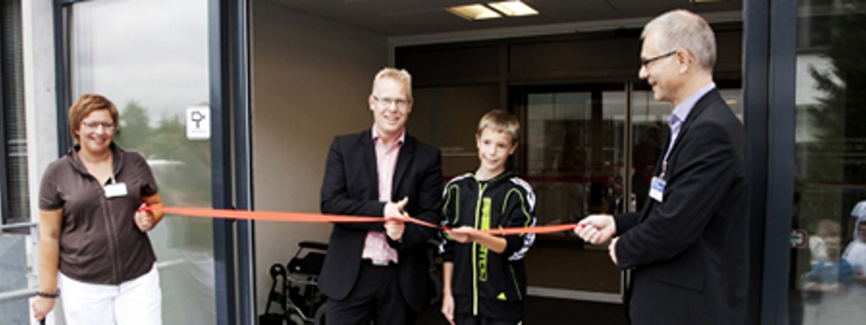 11-årige Kristian assisterede regionsrådsformanden, Carl Holst (V) ved indvielsen af akutafdelingen på sygehuset i Kolding.