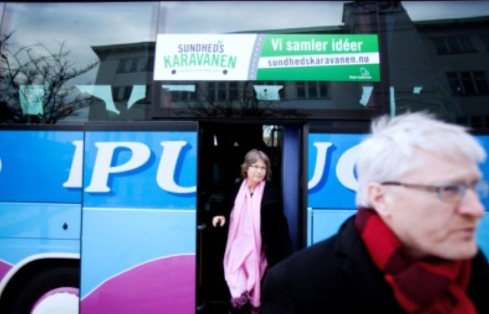 Her til morgen rullede hjulene for første gang på SundhedsKaravanens bus. Første stop på turen var Tobakken i Esbjerg, hvor 10 regionsrådspolitikere lyttede til holdninger og input fra medlemmer af Ældresagen i Esbjerg. Dermed er det første borgerbidrag til den kommende vision for sundhedsvæsenet i Region Syddanmark i hus.