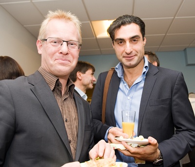 Regionsrådsformand Carl Holst (V) og skuespiller Farshad Kholghi leverede hver deres indspark til åbningen. Fotos: Jørgen Diswal.