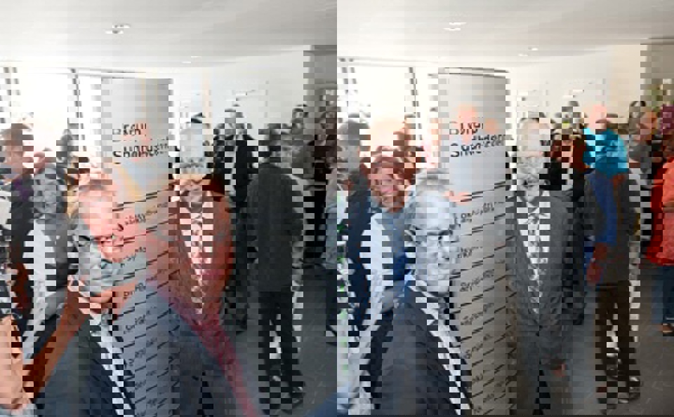 Brørup Sundhedscenter, der nu er fyldt med regionale, kommunale og private sundhedsaktiviteter, blev indviet fredag 13. maj 2011. På billedet, ved skiltet, ses regionsrådsformand Carl Holst (V) og borgmester i Vejen Kommune Egon Fræhr (V). Fotos: Jørgen Diswal.