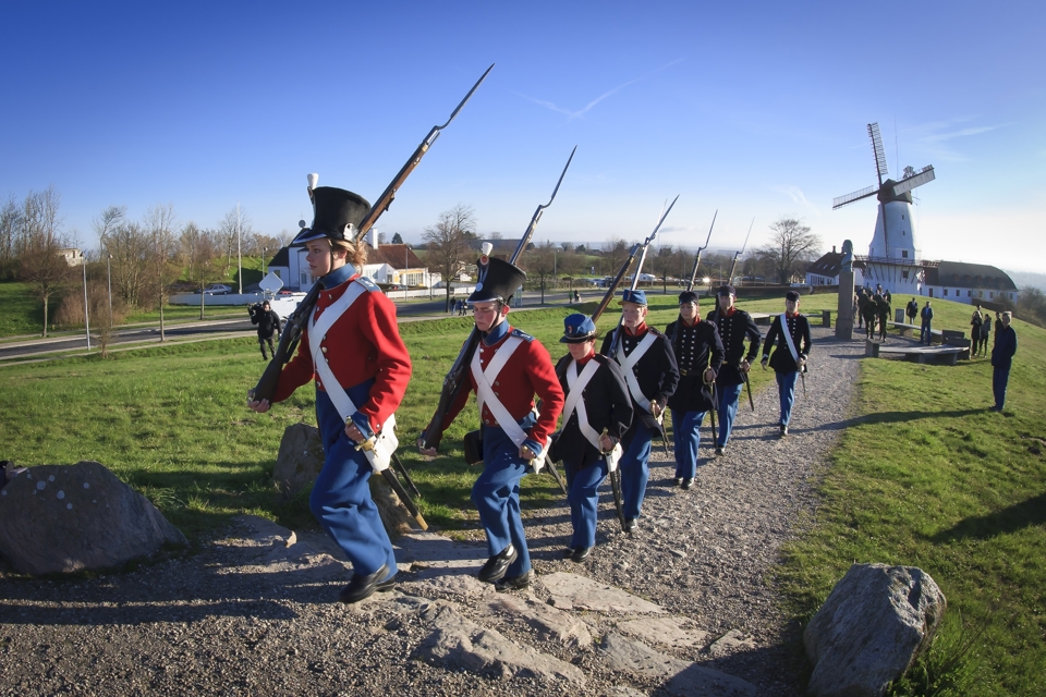 Dybbøl Mølle og marcherende soldater.