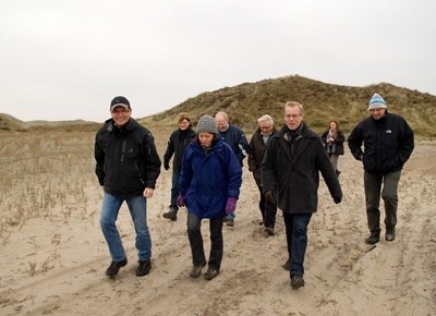 Geolog Jørgen Fjeldsø fra Region Syddanmarks jordforureningsafdeling viste Ella Maria Bisschop-Larsen og Carl Holst (V) rundt i grube 1 og 2 i Kærgård Plantage. Foto: Jørgen Diswal. 
