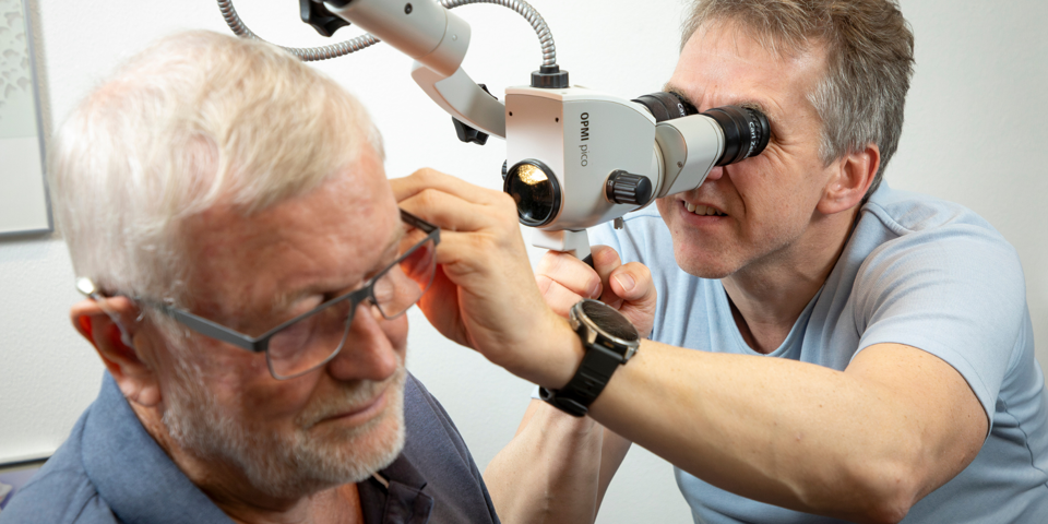 En patient får sit øre tjekket af overlæge og professor Jesper Hvass Schmidt