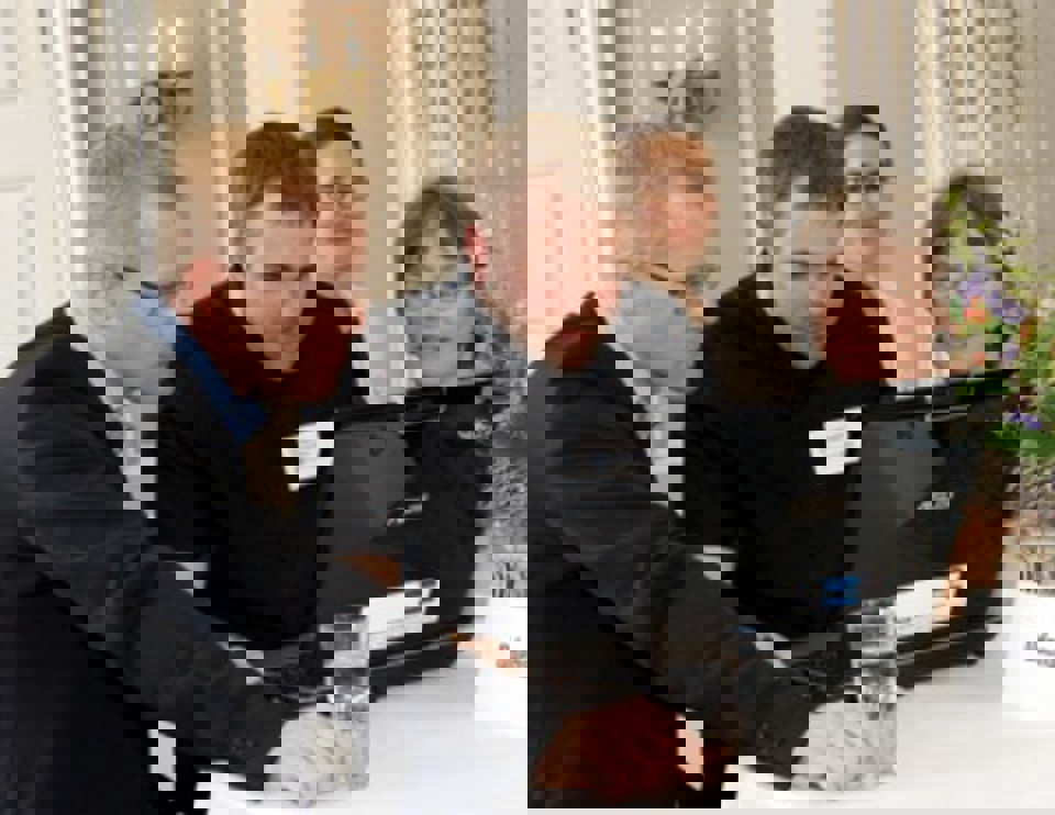 Carl Holst regionsrådsformand (V) Region Syddanmark. Museumsinspektør Lise Gerda Knudsen fra Odense Bys Museum. Rasmus Lorentzen IT-udvikler også Odense Bys Museum.  Carl Holst regionsrådsformand (tv.) fik en guidet tur i det historiske atlas af IT-Udvikler, Rasmus Lorentzen og museumsinspektør for Odense Bys Museum, Lise Gerda Knudsen. Foto: Jørgen Diswal.