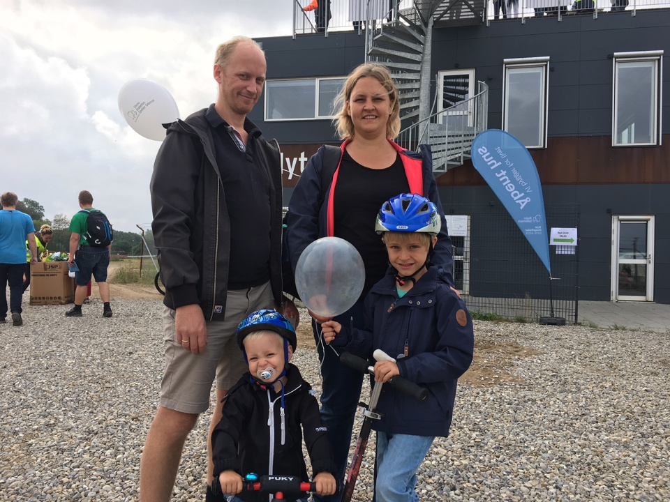 Noah på to år og Tobias på syv år var sammen med deres forældre Rikke og Jørgen til åbent hus på Nyt OUH i dag. Foto: Tine Glinvad Polat.