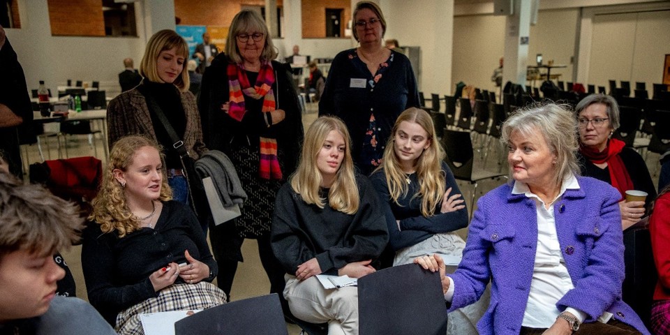 Deltagere på borgermøde i Odense 12. januar 2023 drøfter mental trivsel