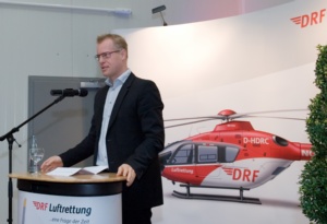 Carl Holst taler til de mange gæster.