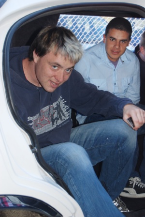 Sejt!” og ”Fedt!” – sådan lød reaktionerne fra de unge, der ikke anede, at der var hyret et par limousiner, så de kunne ankomme standsmæssigt til premieren. Foto: Sisse Valnert.