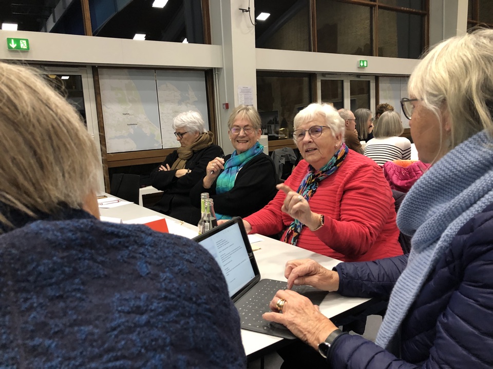 Kvinde fortæller og andre lytter.