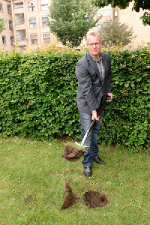 Carl Holst tager første spadestik til Den Midlertidige Akutmodtagelse i Svendborg.  Carl Holst tager det første spadestik - eller  nummer to var det vist - for han fik smag for det. Og dermed markerer han det, der skal give borgerne  på sydfyn en akutmodtagelse i fremtiden. 