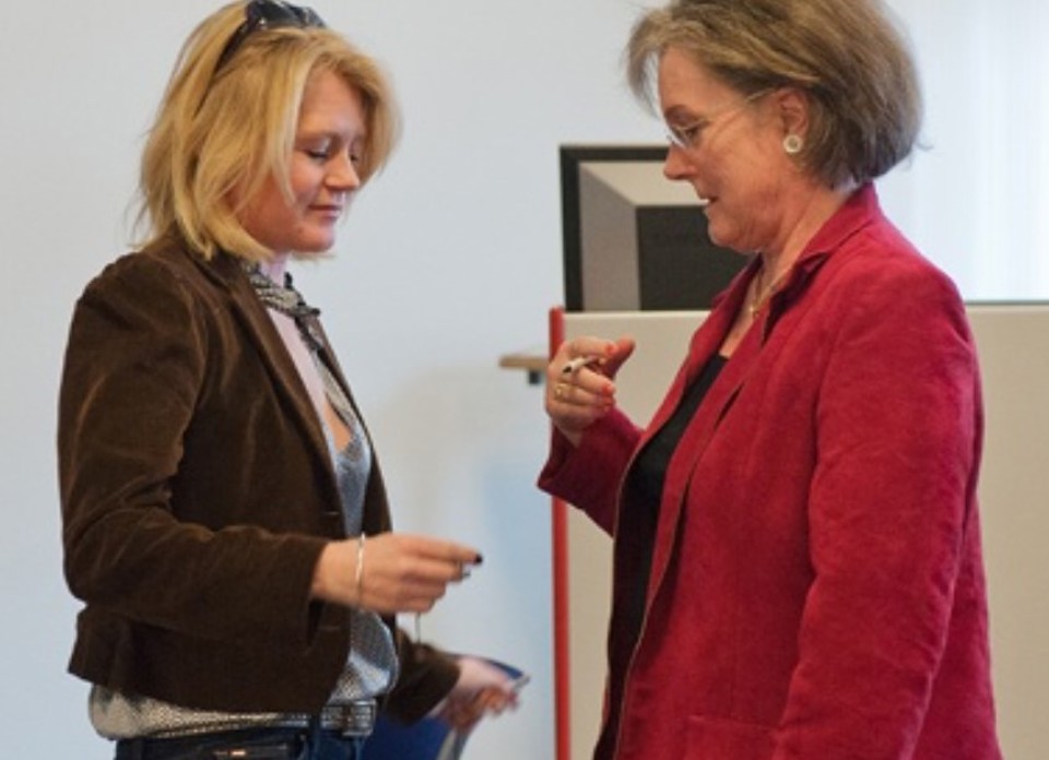 - Min mor var sjov og skæg, og Trine er en tro kopi, sagde ældste generation om den gode - ligefremme, ægte og humoristiske - side af sin mor, men berettede også om skyggesiden - en barndom, der sluttede, da hun var 10 år.