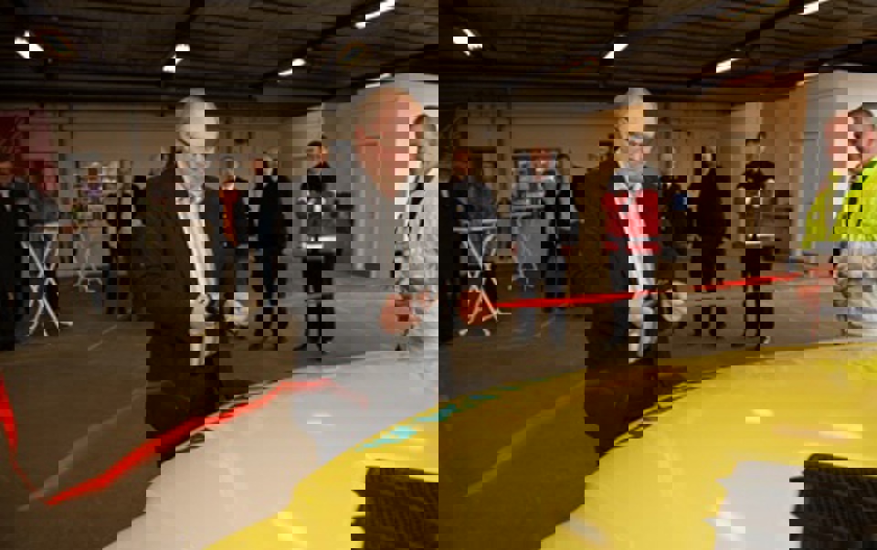 Formanden for det præhospitale udvalg i Region Syddanmark, Thyge Nielsen (V) klipper den røde snor. Fotos: Jørgen Diswal