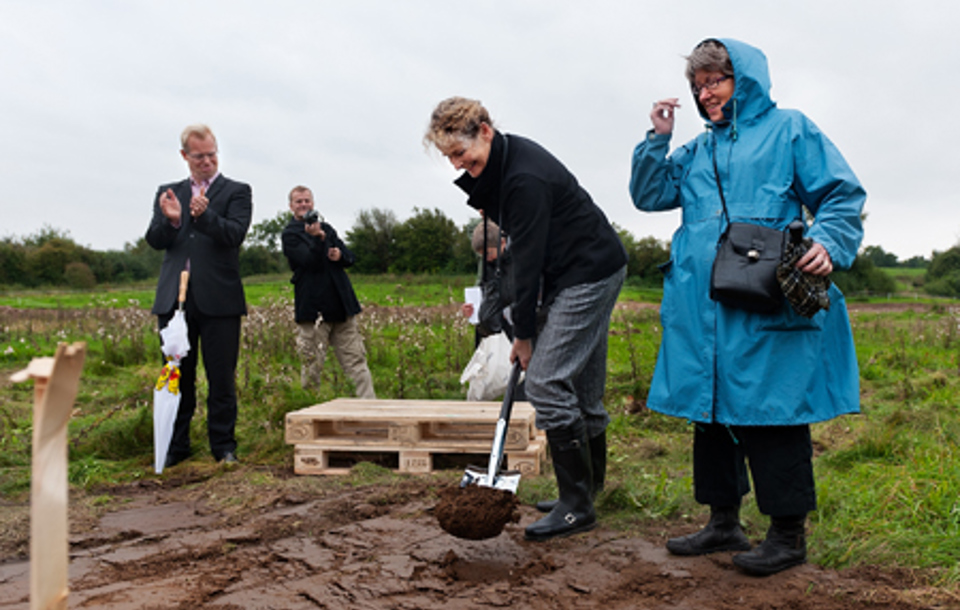 En af initiativtagerne, Else Bæk Kristensen, tager det første spadestik, flankeret af en anden af initiativtagerne Birte Westh og regionsrådsformand Carl Holst (V). (Foto: Jørgen Diswal).