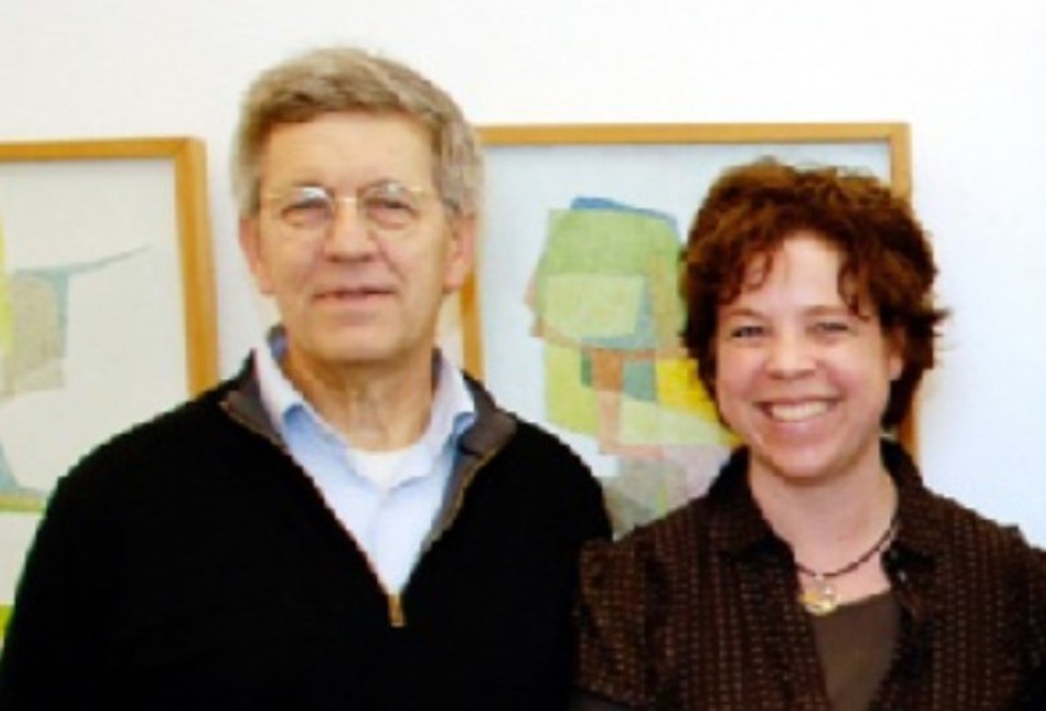 Det er Nicolaj Frederichsen og Helle Munck, der  bliver lægeklinikkens praktiserende læger. Nicolaj  Frederichsen kommer fra en anden klinik i byen,  og er glad for den modtagelse, de har fået på  sygehuset. Han er født og opvokset på øen -  har været væk fra øen en årrække, vendte tilbage -  og bor i dag i det samme hus, som han er født i.  Helle Munck starter som praktiserende læge til  sommer, hvor hun og familien rykker teltpælene  op fra Middelfart og flytter til Ærø. Hun ser frem  til den nære tilknytning til lokalsamfundet og øens  borgere og til et tæt samarbejde med sygehuset.