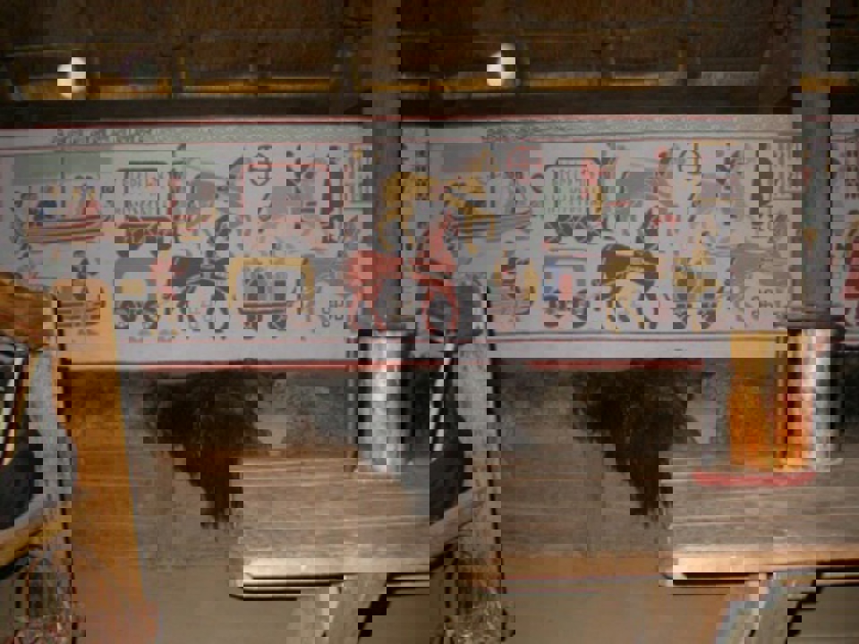 Malingen til vægudsmykningen er, som i vikingetiden, blevet fremstillet af jordpigmenter med kalk som bindemiddel. Selv til den kostbare ultramarin-blå, har museet valgt at bruge det historisk korrekte farvepigment: et fintmalet pulver af ædelstenen lapis lazuli. 