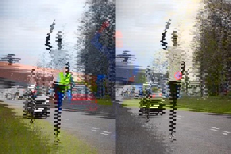 Økonomidirektøren på Sygehus Sønderjylland, Thomas Maschoreck, tog turen fra det sønderjyske til Vejle på rulleskøjter, løbehjul og til fods for at overrække det gode budskab.  Foto: Jakob Fynsk