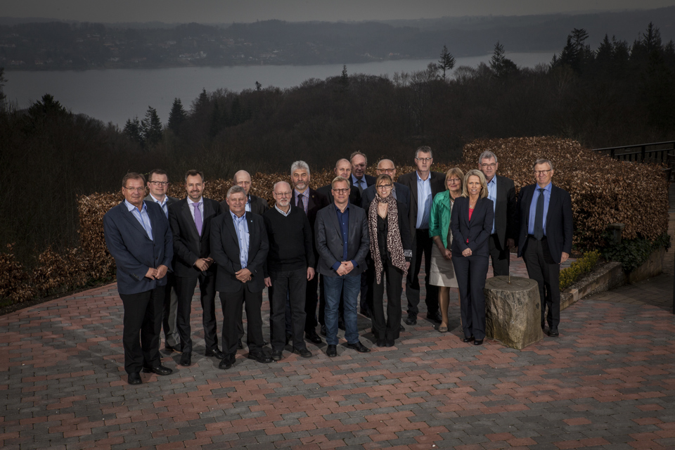 Medlemmer af det nytiltrådte Syddansk Vækstforum samlet på Hotel Munkebjerg i Vejle i anledning af deres første møde. Følgende fem medlemmer mangler på billedet, da de var forhindrede i at deltage: Johanne Gregersen, Anker Boye, Birthe Friis Mortensen, Henrik Dam og Gitte Grønbæk. (Foto: Jakob Fynsk)