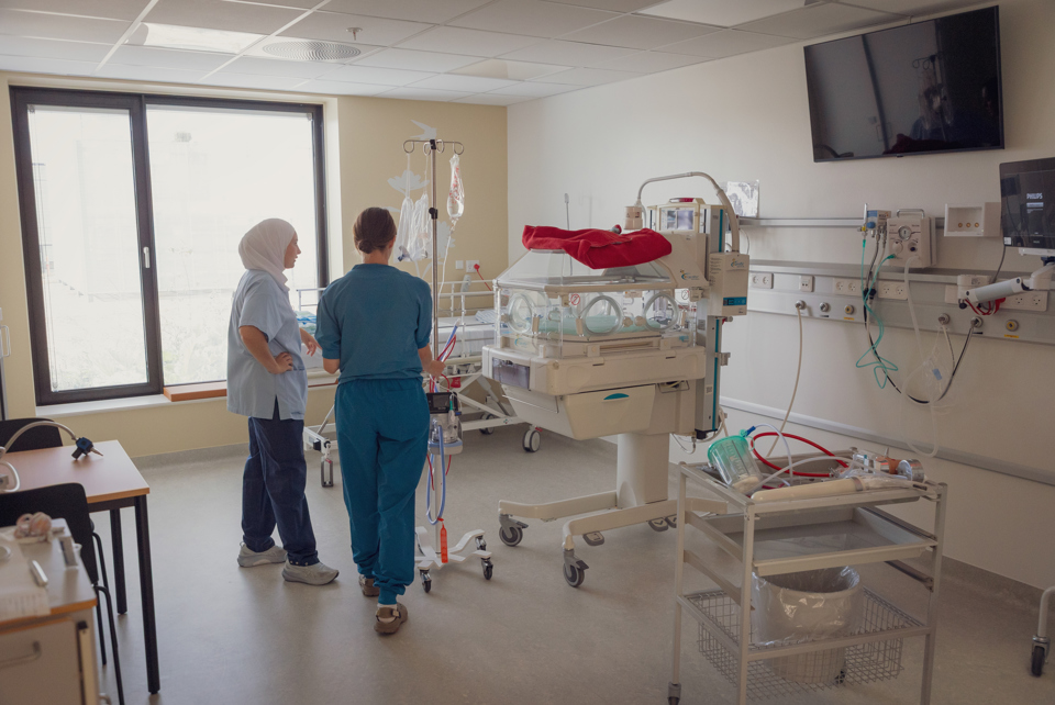 Sådan ser de fleste stuer ud i det nye afsnit. Med store vinduer ud mod skoven og god plads til båden familien og personalet. Foto: Tobias Nørgaard Pedersen/Sygehus Lillebælt.