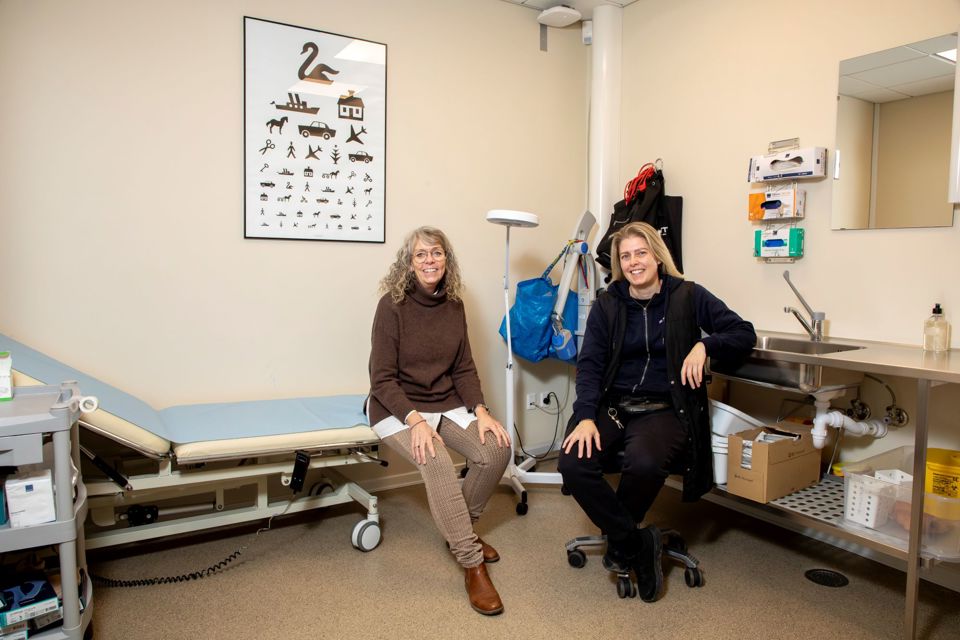 To kvinder sidder i et konsultationslokale.