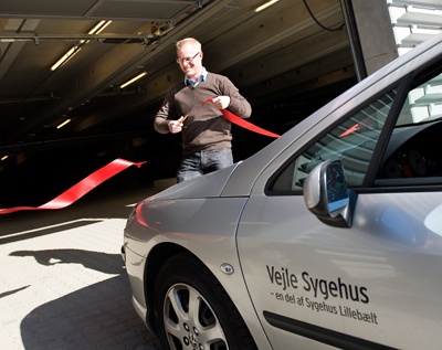 Carl Holst klipper snoren - indvielse af p-hus i Vejle  Regionsrådsformand Carl Holst (V) klipper den røde snor, og herefter kører de første seks biler ind i det nye p-hus. Fotos: Jørgen Diswal. 